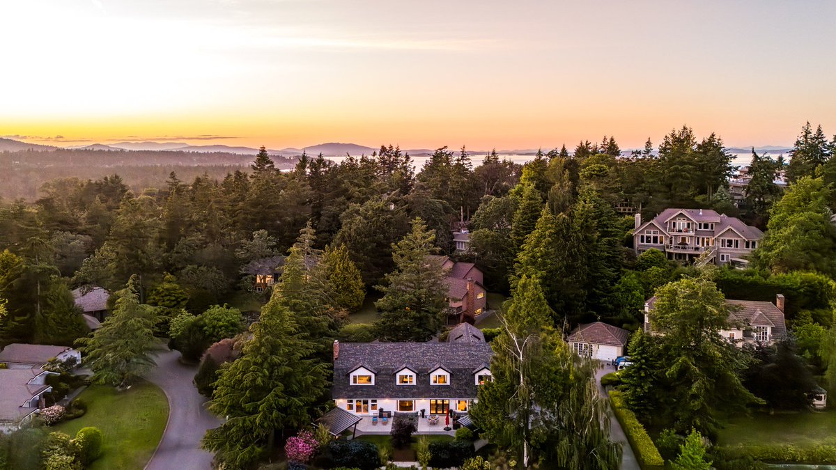 Victoria, BC, Canada - $2,899,000 CAD LUXRE.com/3900459