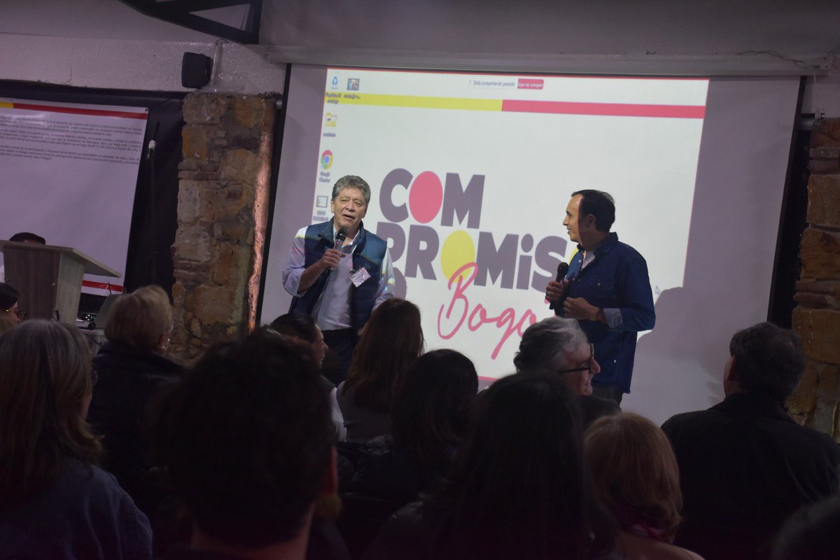 BruceMacMaster's tweet photo. Hoy avanzamos a la siguiente fase de #CompromisoBogota ejercicio de diálogo construcción de comunidad y retos sociales. Tuve la oportunidad de conversar con el alcalde de la localidad de #Suba @cesarsalamancaR, con líderes sociales locales y con representantes de la comunidad https://t.co/l1enWJvyfO