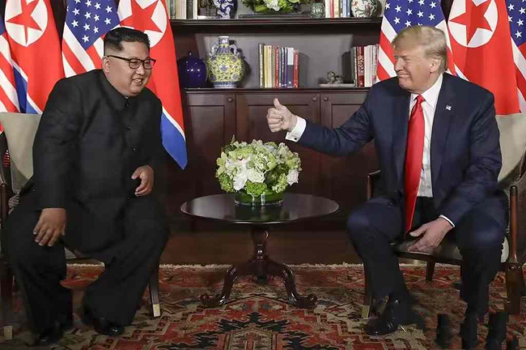 川普在移民偷渡问题上赞扬并请教金正恩:“从没有周边国家的人试图偷渡进入你的国家，你是怎么做到的？”[呲牙][呲牙]