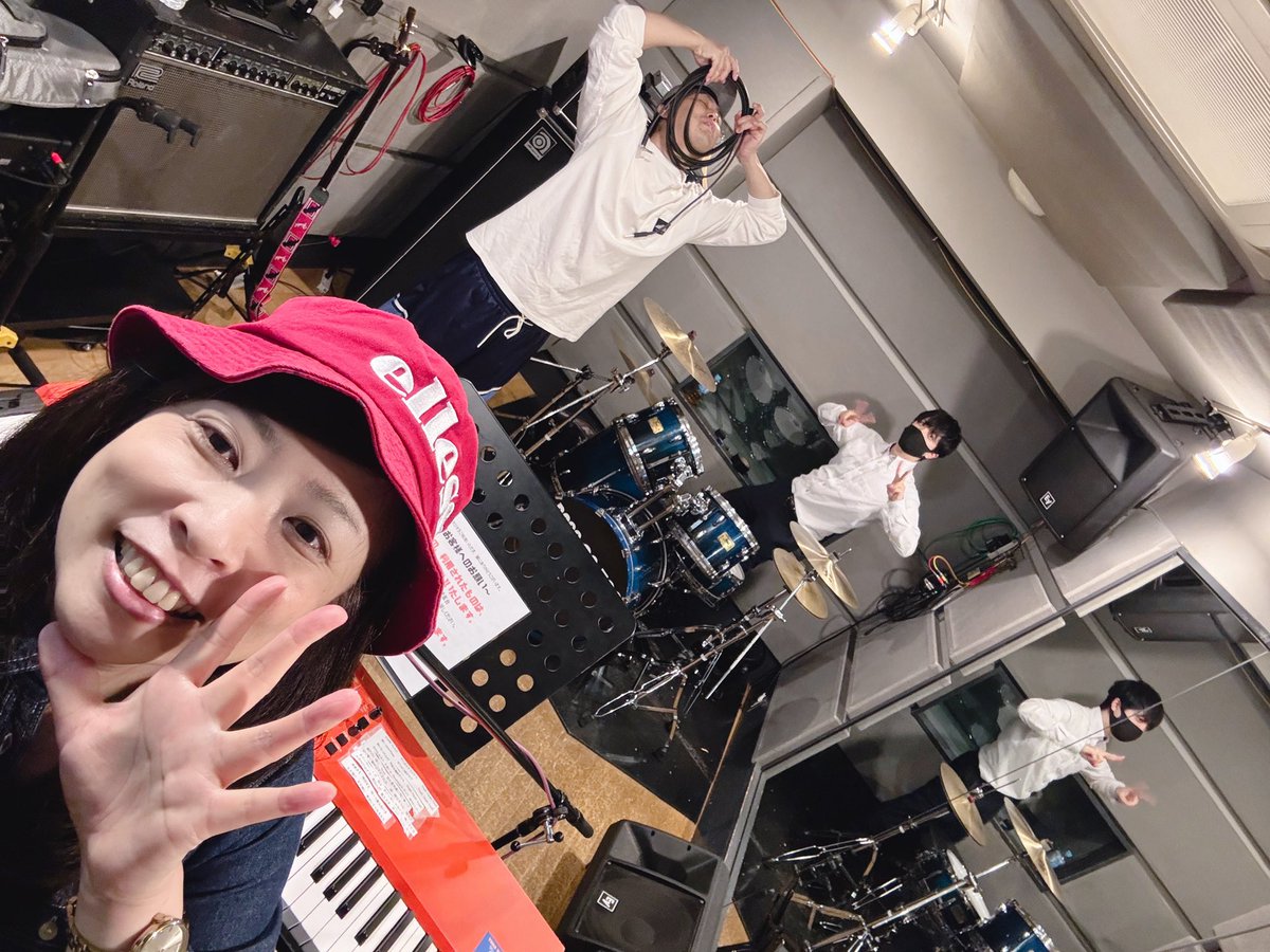 HELLOPeople_HLP's tweet photo. 🌸🌸スタジオはいってるよよよー🌸🌸

12月7日(土)
BEER PARTY!!!

に向けて、練習してますよーん！
大好きなあの曲からスタートします！！

今回の4バンド楽しみすぎる！！

ところで、
秋どこいったーーー🎃🍁🍄🌰？？ https://t.co/DzH8Z05lfU