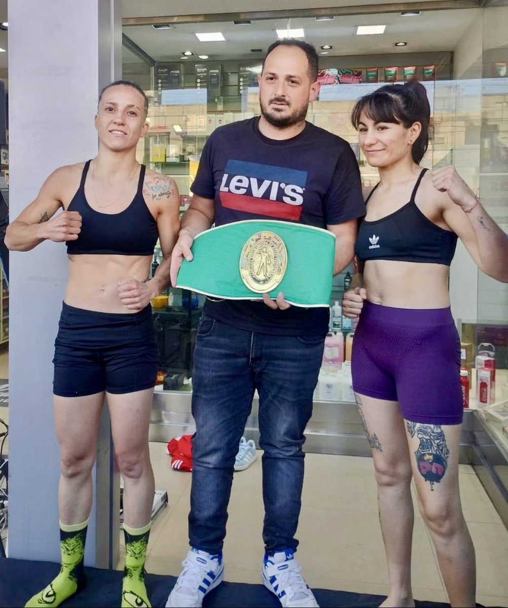 BoxingMBeauty's tweet photo. Carolina Ferrari &amp; Ayelén Granadino fight for the (vacant) So American Fly title Saturday in San Francisco Solano 🇦🇷 
📸 @BoxeoHuracan https://t.co/1OWsiV6gX7