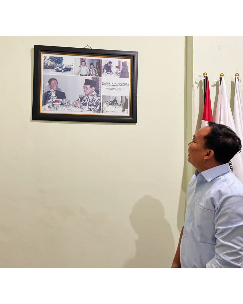 sam_ali_m's tweet photo. Berkunjung ke GKJW, sekaligus napak tilas ke ruangan Gus Dur. Saya ingat, saya masih SMP ketika Gus Dur memimpin negeri ini. Presiden RI yg meski masa jabatannya singkat, tapi penuh makna dan faedah.

Bagi saya Gus Dur adalah sosok yang sangat menginspirasi. https://t.co/DeMSG5xQbi