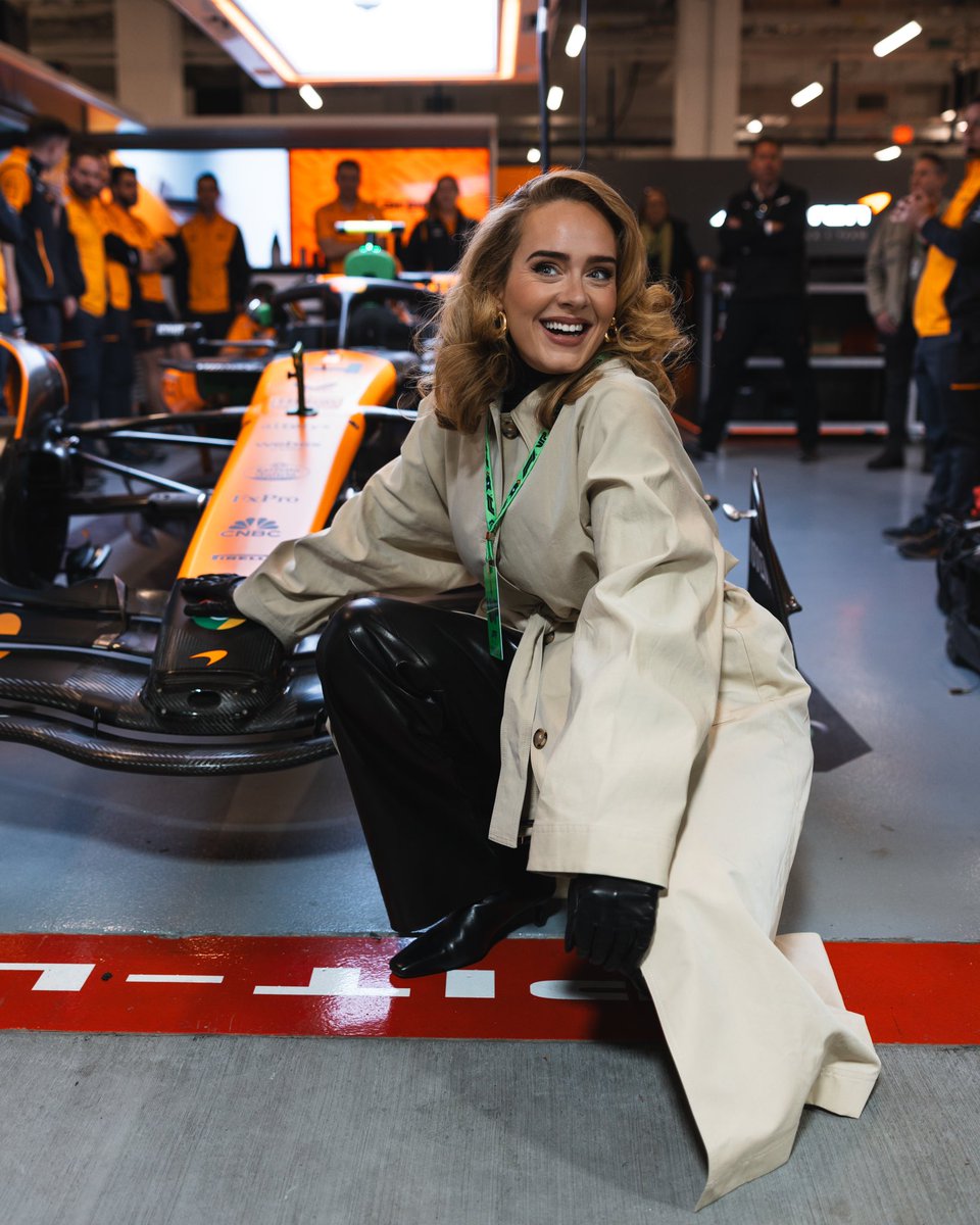 McLarenF1's tweet image. Rumour has it, the one and only @Adele loves papaya. 🧡

#LasVegasGP #McLaren #F1