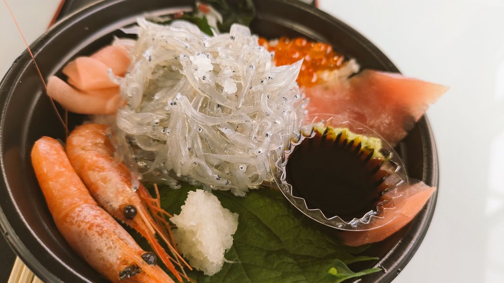 ema_1733's tweet photo. 今年の生しらすもおそらく今月いっぱいまでなので、淡路島までドライブして食べにきました。
とっても美味しい〜

#淡路島 
#生しらす 
#道の駅あわじ https://t.co/RVErnX0lEA