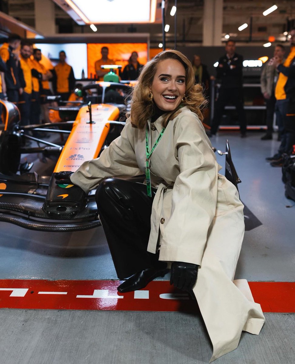 adeledrinkswine's tweet photo. ADELE A MCLAREN FAN? 🧡 https://t.co/5Am4TT5rLc