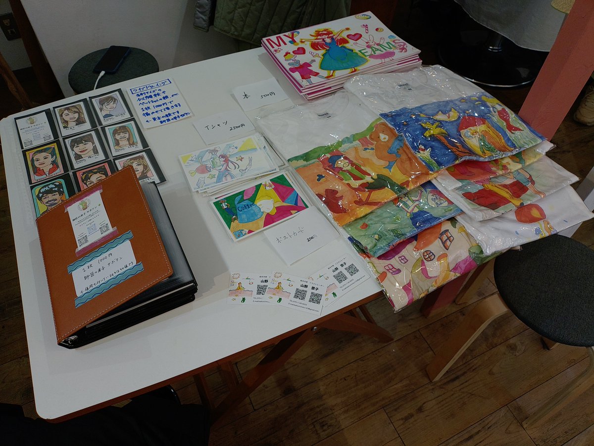 本日11/23(土)14:00~19:00Boji  hair+galleryさん(渋谷区東2-18-6松岡ビル201)『夢を描く展』に在廊で参加します。
ご希望頂ければ似顔絵やペットちゃんの絵など1枚1000円(名刺サイズ)でライブドローイングも行います。
ぜひ遊びに来てください🌸