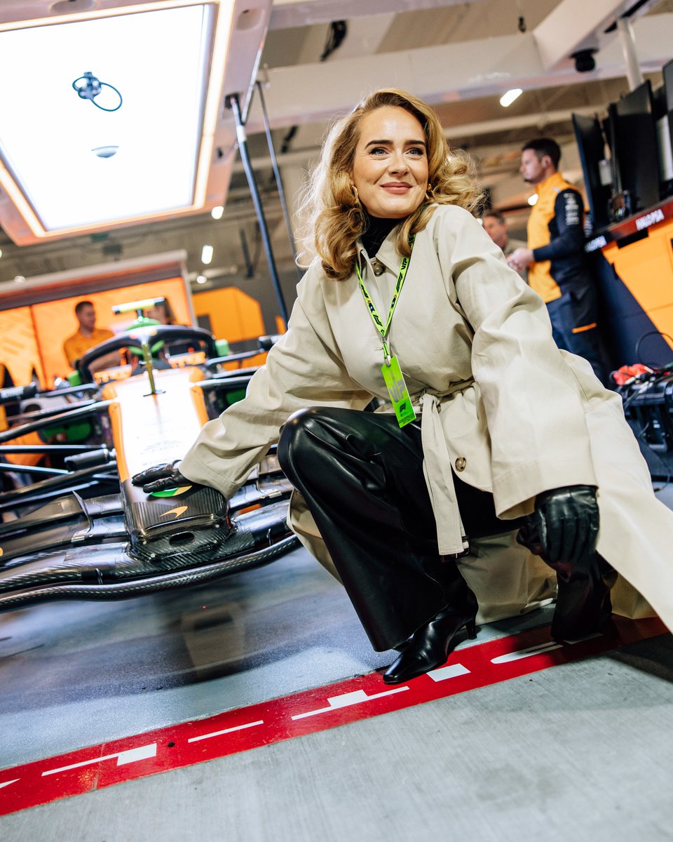 F1's tweet image. Stars shine bright in Las Vegas ✨

@Adele stops by to take in all the sights and sounds in the pit lane 😍

#F1 #LasVegasGP @F1LasVegas