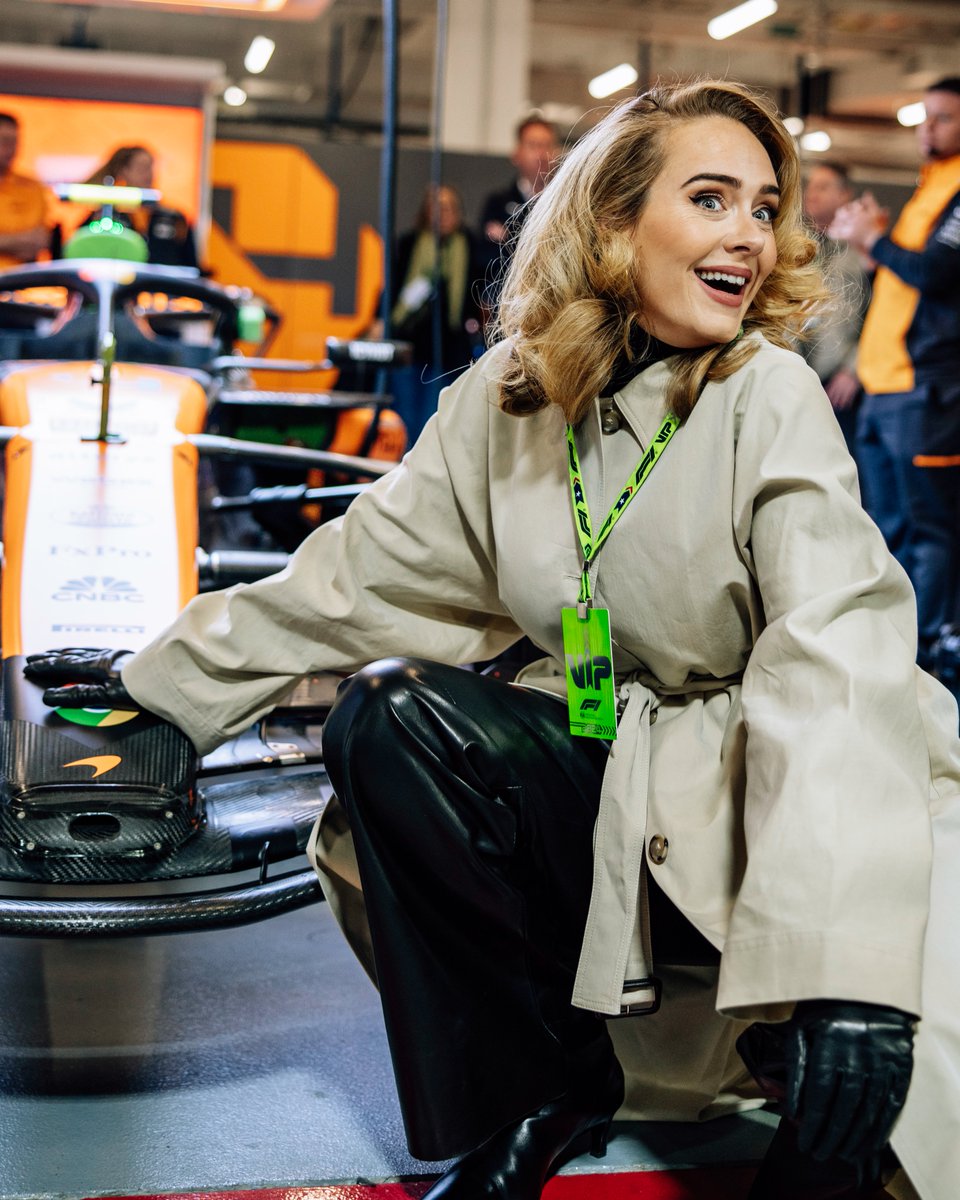 F1's tweet image. Stars shine bright in Las Vegas ✨

@Adele stops by to take in all the sights and sounds in the pit lane 😍

#F1 #LasVegasGP @F1LasVegas