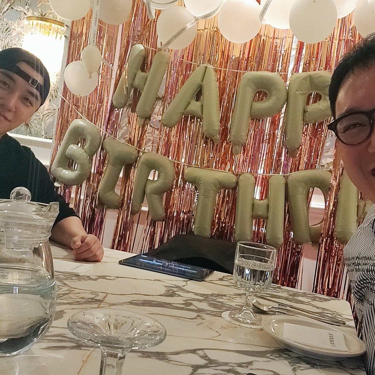 hamajinho's tweet photo. 昨夜、日付が変わった瞬間から、たくさんの方々からお誕生日メッセージやLINEギフトをいただき、心が温かさでいっぱいになりました✨

一つ一つのメッセージを読むたび、大変な時も辛い時も支えてくださった皆さまへの感謝で目頭が熱くなります。この場を借りて心からお礼申し上げます。

そして、まさかの2人きり誕生日会💙💙💙💙💙 かけがえのない時間を共有できたことが、最高の誕生日プレゼントです。普段は柔術の稽古で真剣な師弟関係ですが、今日は深い話で距離がグッと縮まり、人生の新しいページを刻めた気がします。

毎年こうして祝福していただけることに、感謝の気持ちでいっぱいです。皆さまのおかげで、いつも前を向いて歩めています。これからも温かい気持ちを忘れず、一歩一歩成長していける人になりたいと思います。

皆さまへの恩返しができるよう、精進してまいります。本当にありがとうございました！

P.S. スタバカードは十分すぎるほどあるので、お気持ちだけで嬉しいです(笑)

#柔術着脱いだら乙女モード #師弟関係昇格の瞬間 #感謝の気持ち爆発中 #スタバ株主爆誕 #人生という道場