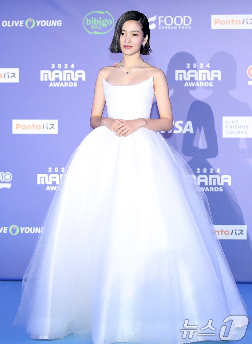 taeri_yeosin's tweet photo. Kim Tae Ri at 2024 MAMA AWARDS OSAKA RED CARPET https://t.co/eASwajKXo2