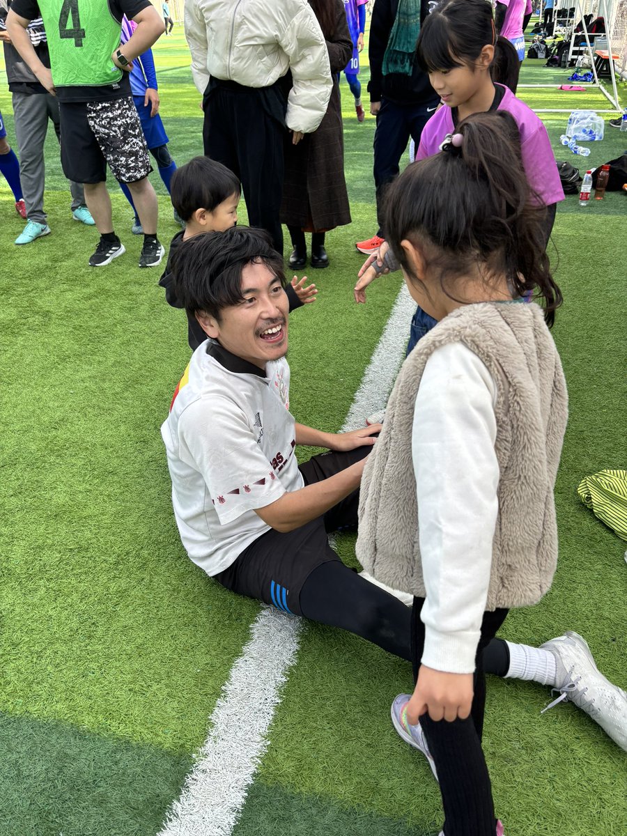 shizzlemurakami's tweet photo. 海外で生まれて初めてサッカーをしました。
ずっと幸せだったし、やっぱりスポーツってすごいなと。
みんな初めましてでも出来るんですから。
しかも楽しいという。
上海最後の思い出は最高なものになりました。
では、心置きなく東京へと帰ります。
また来年絶対来たい！！！
SNSはこうやらなきゃ。 https://t.co/zuhwcHB0Rp