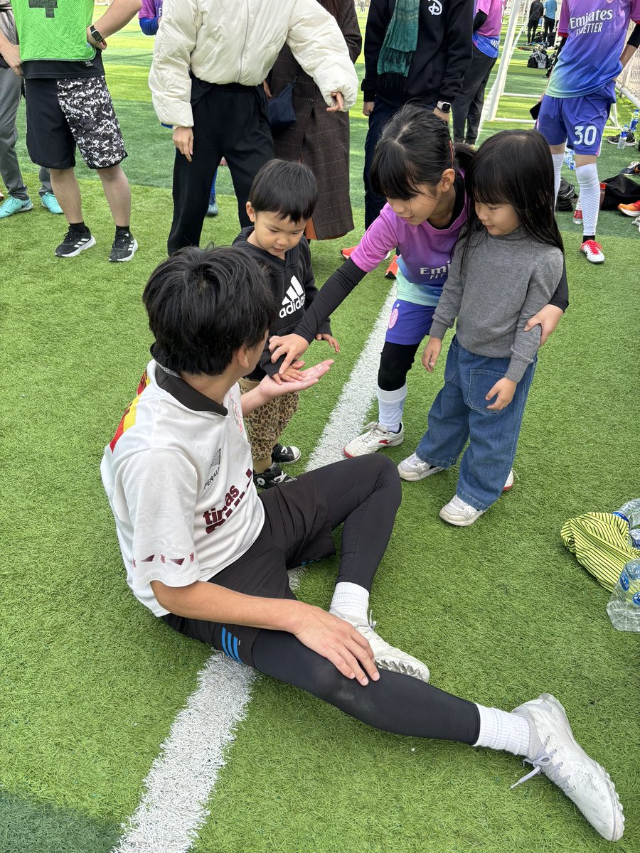 shizzlemurakami's tweet photo. 海外で生まれて初めてサッカーをしました。
ずっと幸せだったし、やっぱりスポーツってすごいなと。
みんな初めましてでも出来るんですから。
しかも楽しいという。
上海最後の思い出は最高なものになりました。
では、心置きなく東京へと帰ります。
また来年絶対来たい！！！
SNSはこうやらなきゃ。 https://t.co/zuhwcHB0Rp