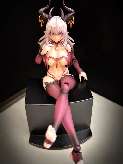 サキュバスのラスティアちゃんっていう可動フィギュアが届きました可動域が広くて、目玉も動かせるのビックリしためちゃくちゃ可動させても全部えっちなの最高、、、 