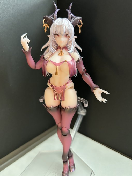 サキュバスのラスティアちゃんっていう可動フィギュアが届きました🏩
可動域が広くて、目玉も動かせるのビックリした

めちゃくちゃ可動させても全部えっちなの最高、、、 