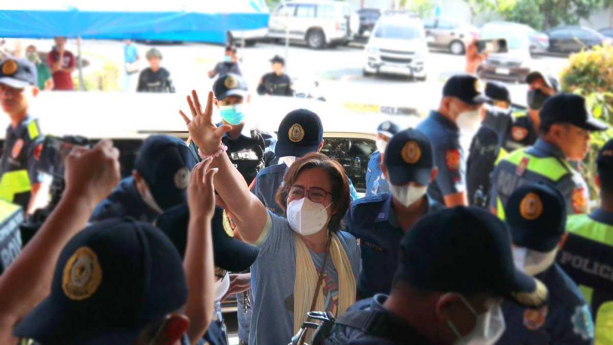 ronaldgem's tweet photo. Vice President Sara Duterte's Chief of Staff, Atty. Zuleika Lopez, has been detained for 3 DAYS.

Meanwhile, former Sen. Leila de Lima was detained for 2,454 DAYS or almost 7 years. https://t.co/99xG7tLmoB