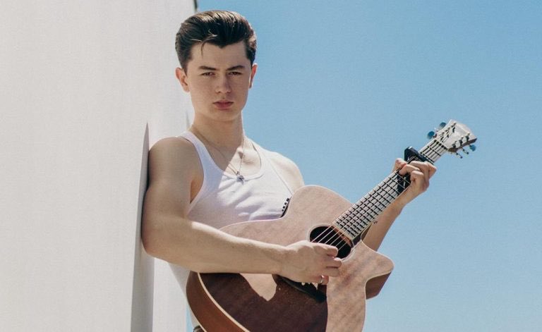 Check out the latest Elliot James Reay music video for 'Boy in Love' 🎶 

Featuring our background artistes and Debs Atkins as the Postie 💚

Watch here ➡️ youtu.be/0SGtar62tB8?si…