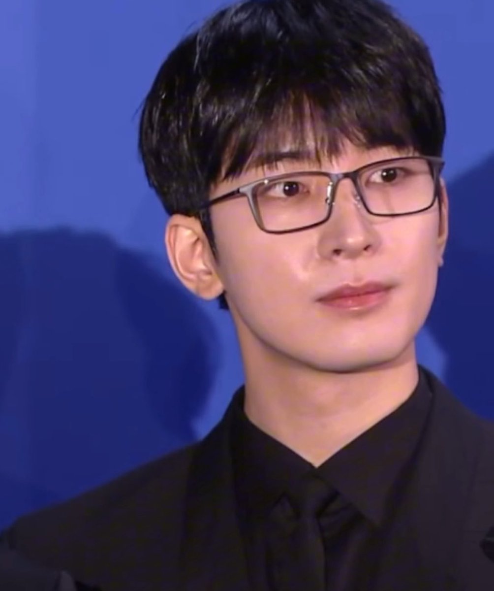 wonwooszone's tweet photo. these square glasses look so good on wonwoo 😵‍💫 https://t.co/BaiZZL2tel