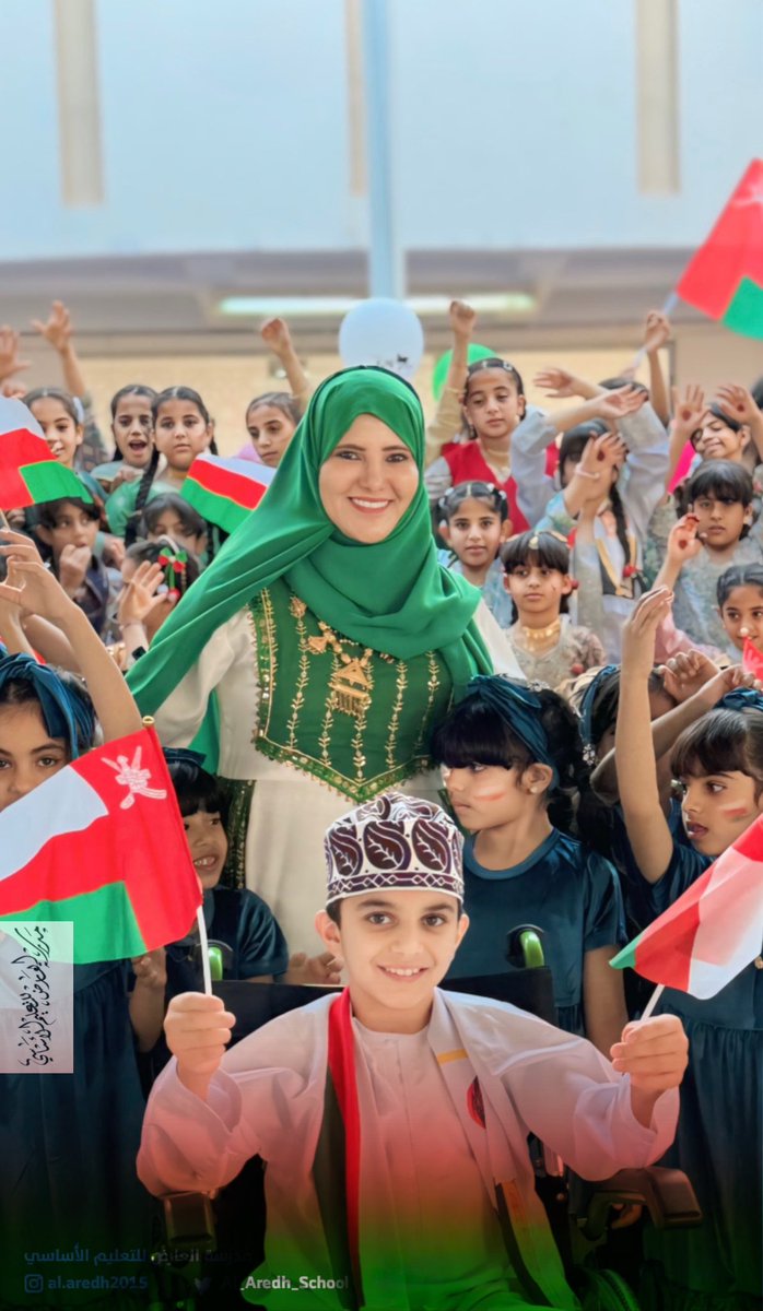 #نوفمبر_بعيون_طلبة_العارض🇴🇲
صورة جماعية جمعت مديرة العارض وسط طلبتها في لحظة تعكس روح التلاحم وتخلد ذكرى المناسبة المبهجة صورة جسدت النجاح والعمل الجماعي في أبهى صورة …
،
،
صورة تختزل معاني الحب والقيادة التي رسمت معالم التميز في هذا اليوم المميز …