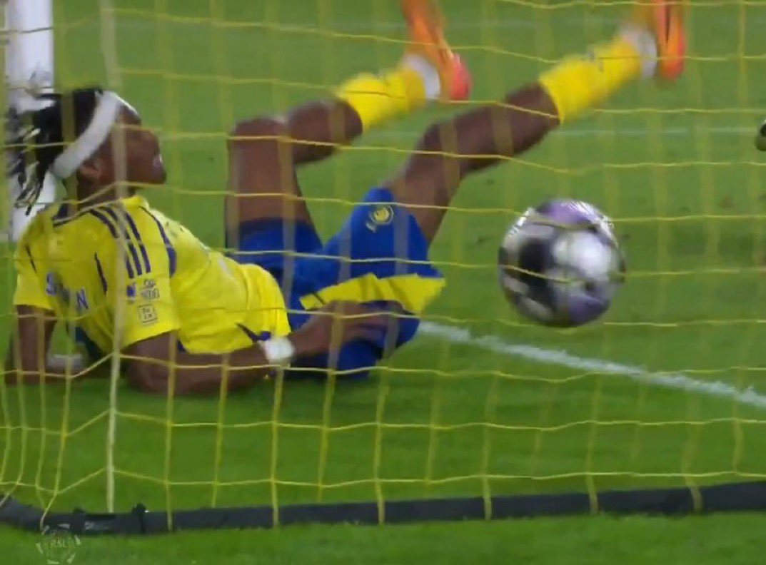 لا تضمن اي لاعب يشبحون له جمهور النصر لانه مب شايفين خير ابد لدرجة ان سيماكان خلوه مالديني والبارح سجل في بابهم