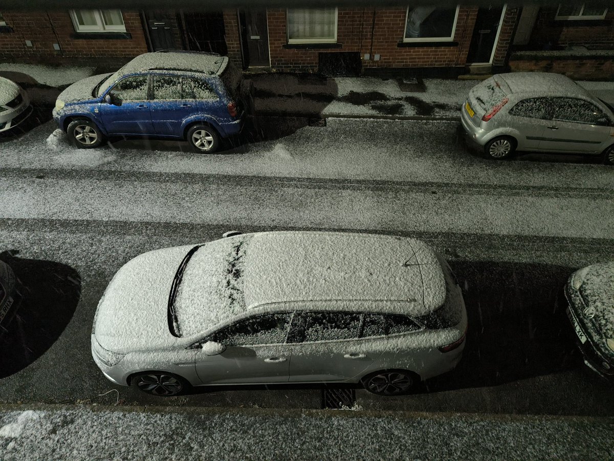Currently #snowing in #Sheffield, probably on to the black ice from yesterday! 😬 #uksnow #S6
