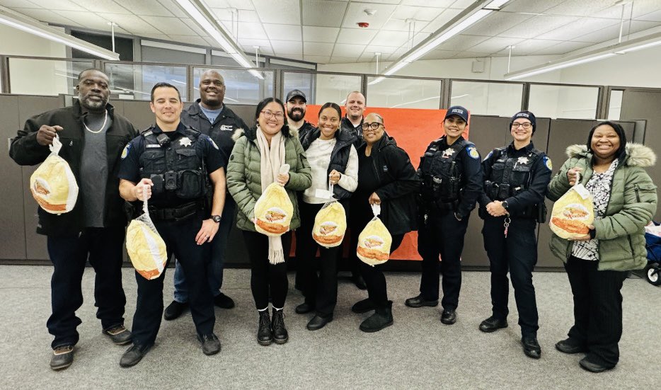 SPDNorthCommand's tweet image. During this season of giving, our officers partnered with Brother 2 Brother and donated turkeys to families in need. Thrilled to have the opportunity to help brighten up this holiday season for these families. #SacPD @SacPolice #Giving