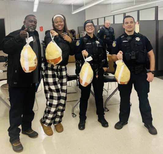 Sacramento Police Department Kinney Station (@spdnorthcommand) on Twitter photo During this season of giving, our officers partnered with Brother 2 Brother and donated turkeys to families in need. Thrilled to have the opportunity to help brighten up this holiday season for these families. #SacPD <a href="/SacPolice/">Sacramento Police Department</a> #Giving During this season of giving, our officers partnered with Brother 2 Brother and donated turkeys to families in need. Thrilled to have the opportunity to help brighten up this holiday season for these families. #SacPD <a href="/SacPolice/">Sacramento Police Department</a> #Giving