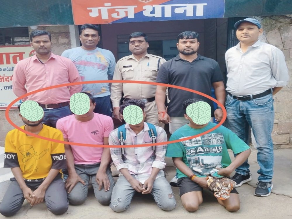 RPF SECR (@rpfsecrhq) on Twitter photo ,<a href="/RailMinIndia/">Ministry of Railways</a> <a href="/RPF_INDIA/">RPF INDIA</a> <a href="/secrail/">South East Central Railway</a> <a href="/GMSECR/">General Manager SECR</a> #OperationYatriSuraksha
#RPF पोस्ट रायपुर, टास्क टीम व स्थानीय पुलिस गंज रायपुर के अधिकारी/बल सदस्यों ने रेलवे स्टेशन परिक्षेत्र में 4 पॉकेटमार को पकड़ा। आरोपियों के विरुद्ध विधिवत कार्यवाही किया गया। ,<a href="/RailMinIndia/">Ministry of Railways</a> <a href="/RPF_INDIA/">RPF INDIA</a> <a href="/secrail/">South East Central Railway</a> <a href="/GMSECR/">General Manager SECR</a> #OperationYatriSuraksha
#RPF पोस्ट रायपुर, टास्क टीम व स्थानीय पुलिस गंज रायपुर के अधिकारी/बल सदस्यों ने रेलवे स्टेशन परिक्षेत्र में 4 पॉकेटमार को पकड़ा। आरोपियों के विरुद्ध विधिवत कार्यवाही किया गया।