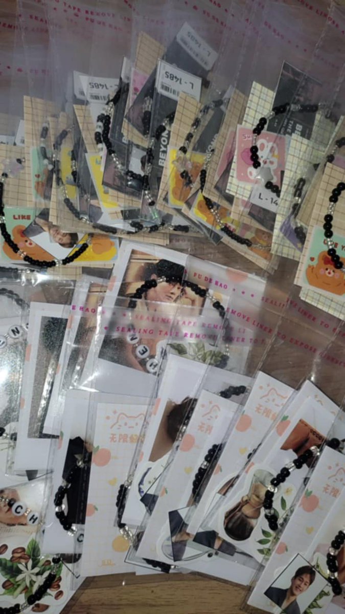 mnemosyne_es's tweet photo. Hello Soondingies and EXO-Ls! See you lateeeeer! Ingat on your way. AWill just give randomly later. Open for trade as well!🌟

#Beyond_the_DOOR_in_MANILA https://t.co/jr6x8jhj6d