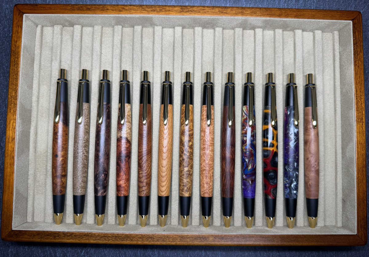 ご連絡が遅くなり申し訳ございません。 今週販売分のペン、定規が完成