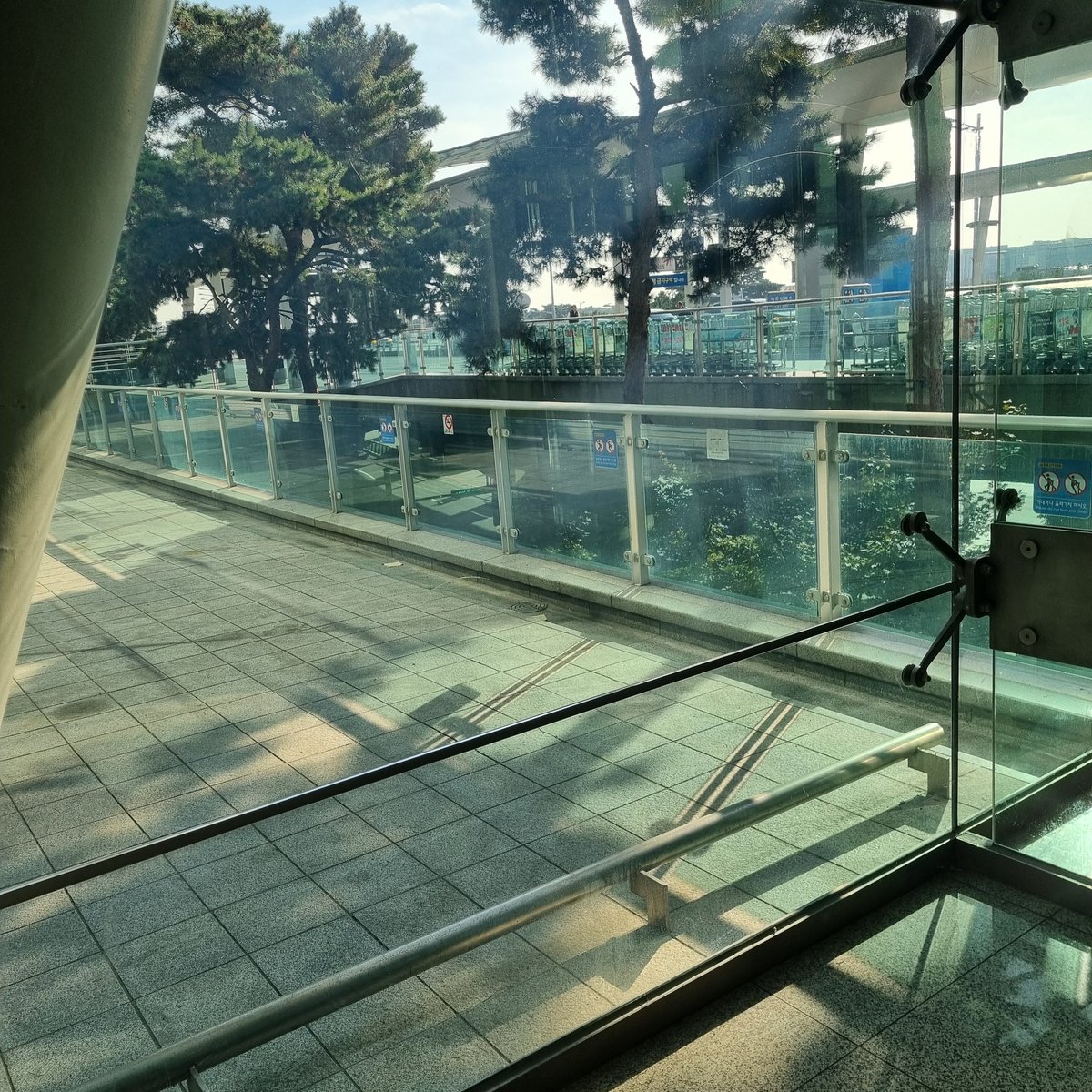 인천공항 1터미널 3층출국장
이른시간 번잡함이 지나가고 한가한 모습입니다
2024.11.23.토
오전10시24분