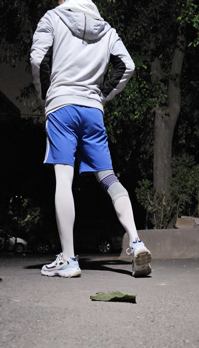 旧伤复发，似乎这一次比以前还要严重一点。带个护膝觉得完全是心理安慰，感觉并没有什么大的作用！哎～～