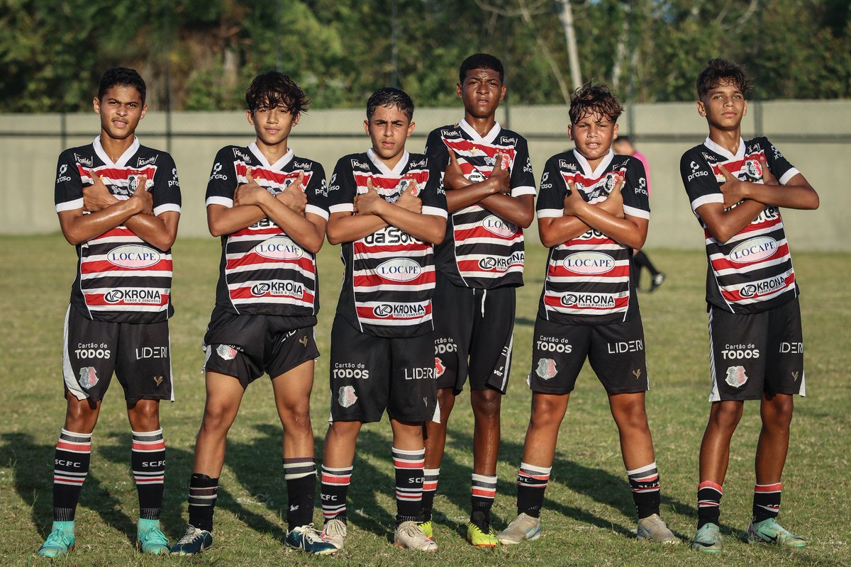 SantaCruzdeBase's tweet photo. #Sub14 | Nesta sexta-feira (22), o time sub-14 do Santa Cruz venceu a equipe do Tubarões pelo placar de 2x0, avançando para a final da Superliga Nordeste. Os dois gols da Cobra Coral foram marcados por Cauã. 🤞🏼🐍

📸: @fotografaevelyn https://t.co/MqtfeS0out