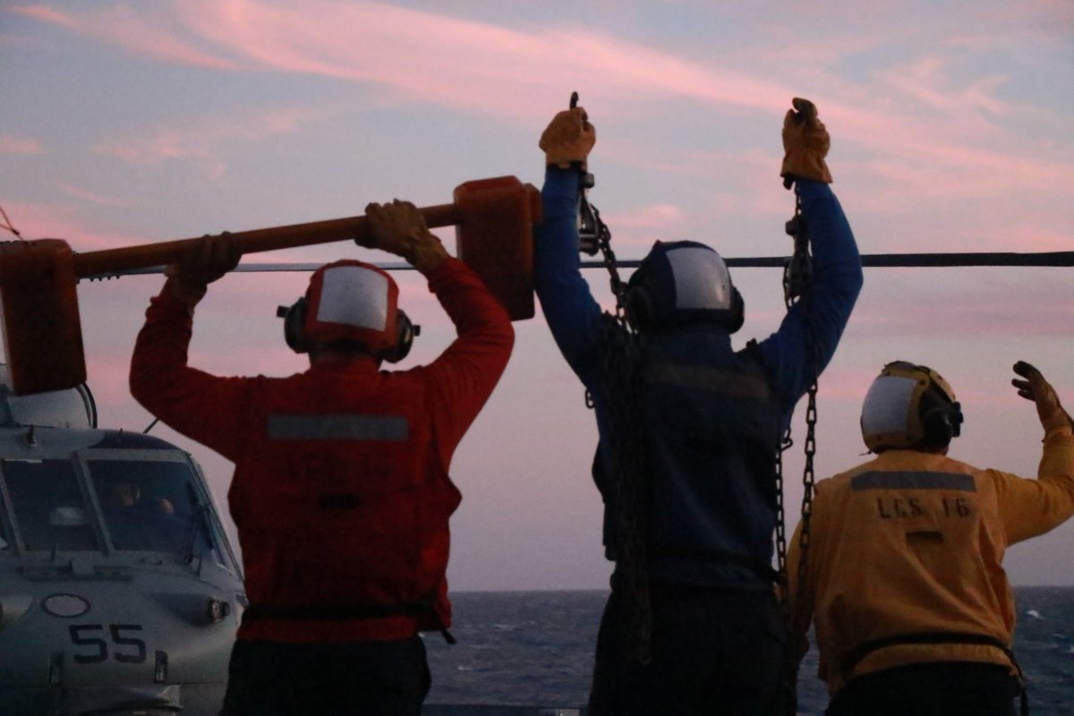 USPACOM's tweet photo. #USSTulsa enhances warfighting capabilities in the #PacificOcean.
๐บ๐ธ Nov 19: Live fire exercise with MK110 gun.
๐ข Nov 16: Flight operations on the flight deck.
These ops underscore our commitment to bolster security + ensure #Readiness. #FreeAndOpenIndoPacific @US3rdFleet https://t.co/hhftKFTmsQ