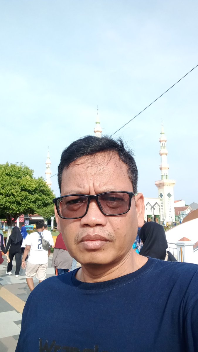 mendorong dorong  orang bodoh untuk jadi pemimpin dialah yang akan menghancurkan negara yang sebenarnya. ~wiryoAltegal