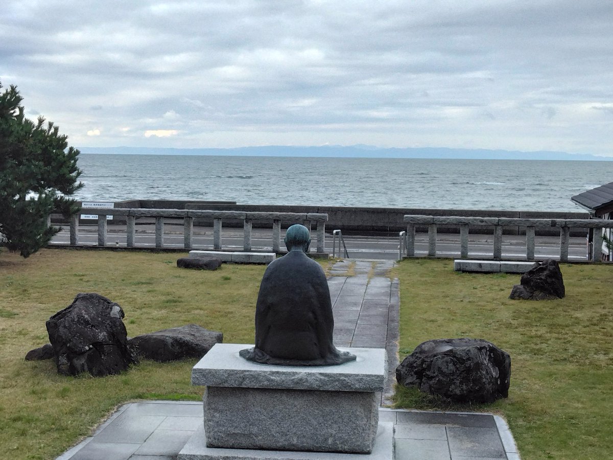 Sto1Xi's tweet photo. 出雲崎の良寛堂から海の向こうの佐渡を眺める良寛さん。近所の光照寺で出家。寺の正面上には兎の彫刻（右端か）。仏教説話『月の兎』の話が好きだったようです。 https://t.co/if6ksawcMh