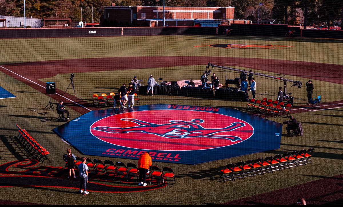 I was not originally a fan of the octagon mat. I thought it was a gimmick to be more like MMA. After seeing it used multiple times so far this year….I have changed my mind. I really like how functional it is for the coaches and fans. 👍🏻