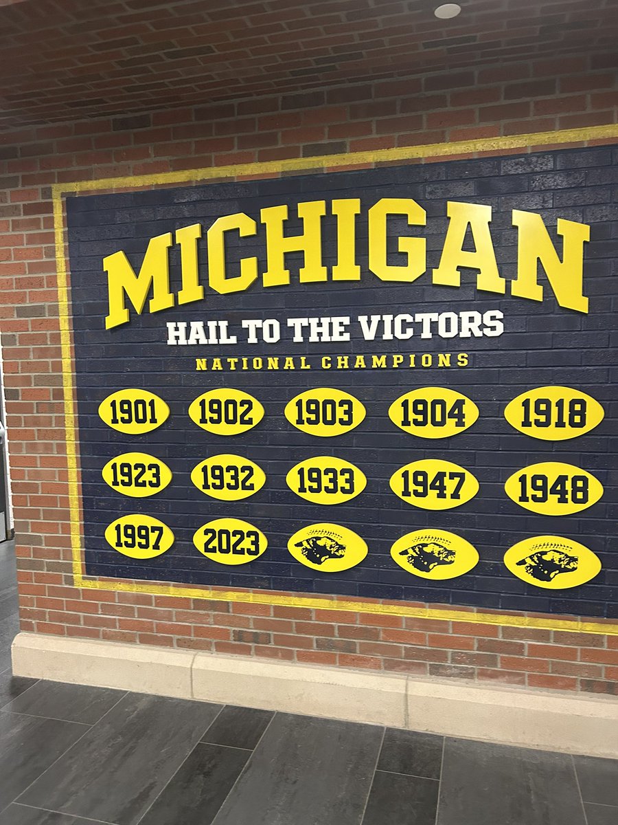 Had a amazing visit at <a href="/UMichFootball/">Michigan Football</a> #Goblue🟡 🔵 <a href="/GregSmithRivals/">Greg Smith</a> <a href="/SinqueTurner/">Coach Turner</a> <a href="/Levi_bradley312/">Levi bradley</a> <a href="/AllenTrieu/">Allen Trieu</a> <a href="/LemmingReport/">Tom Lemming</a> <a href="/EDGYTIM/">Timothy “EDGYTIM” OHalloran</a> <a href="/OJW_Scouting/">PrepRedzone Oliver</a> <a href="/PrepRedzone/">Prep Redzone 🏈</a> <a href="/adamgorney/">Adam Gorney</a> <a href="/scottybscout/">Scott Burgess</a> <a href="/Bryan_Ault/">Bryan Ault - Midwest Scout</a> <a href="/TomLoy247/">Tom Loy</a> <a href="/mikeclarkpreps/">MikeClarkPreps</a> <a href="/michaelsobrien/">Michael O'Brien</a> <a href="/SimeonNation/">SimeonNation</a>