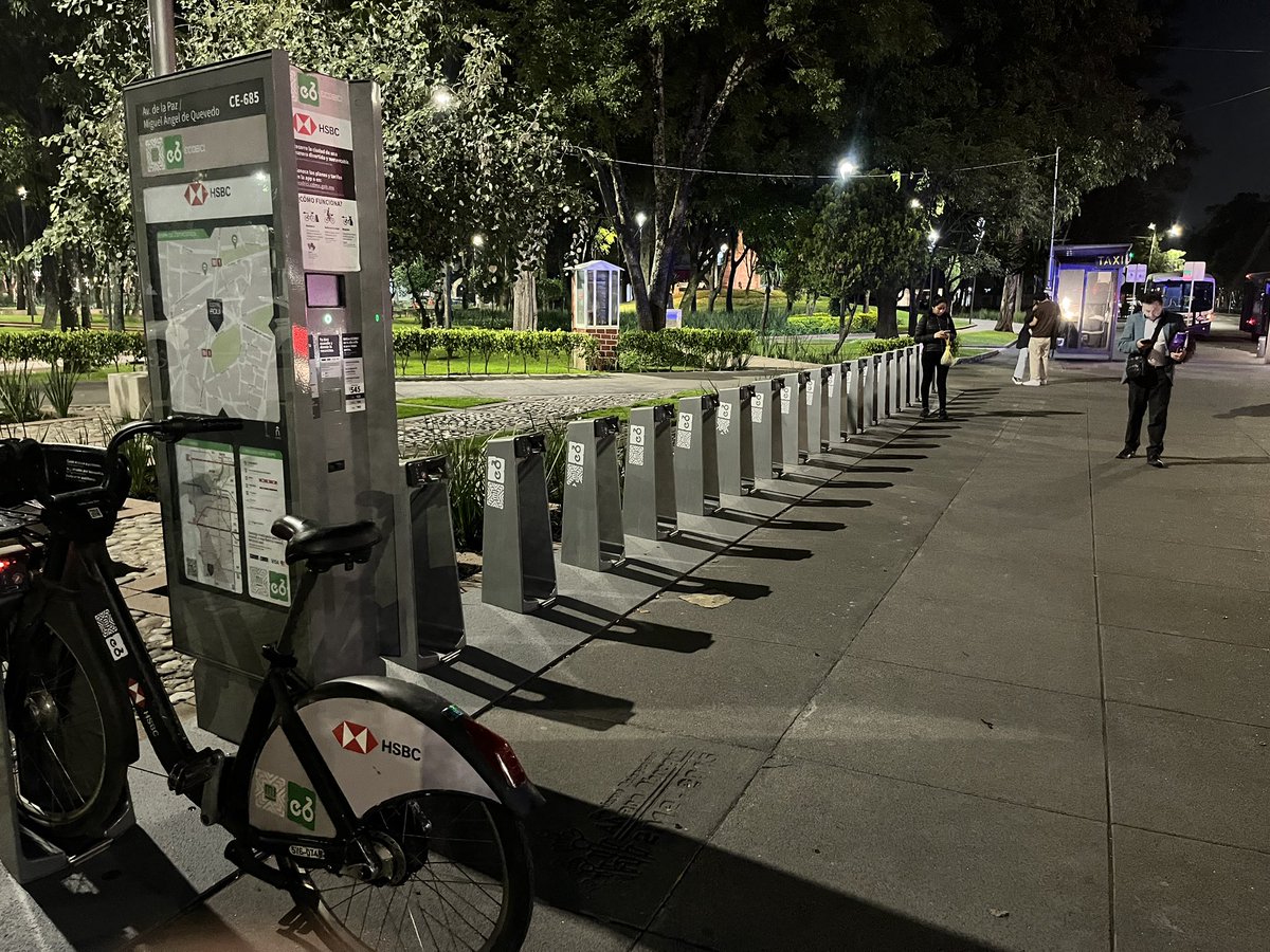 jeronimosainz's tweet photo. Otra noche que la estación de @ecobici de Parque La Bombilla no tiene bicicletas, hay gente formada. #SiempreLoMismo @LaSEMOVI , extra: bicis descompuestas siempre hay. https://t.co/yKsRYQkcT3