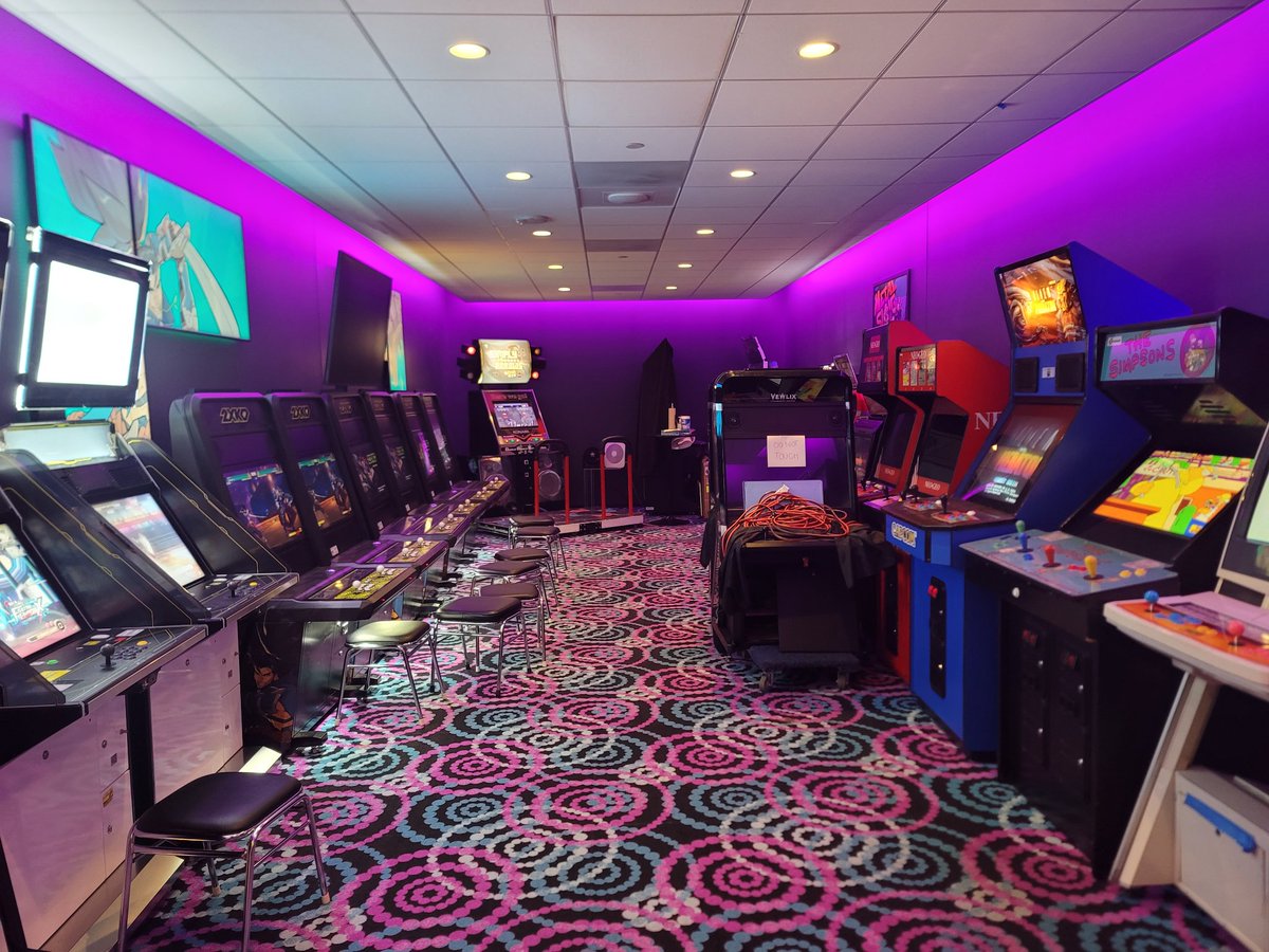 라이엇 게임즈 본사에 있는 오락실. 다양한 게임들이 있어 신기하고 게임을 얼마나 좋아하는지 느껴지는 한 부분. 근데 여기서도 철권하는  샤넬ㅋㅋ 심슨하고 있는 AK 🤣