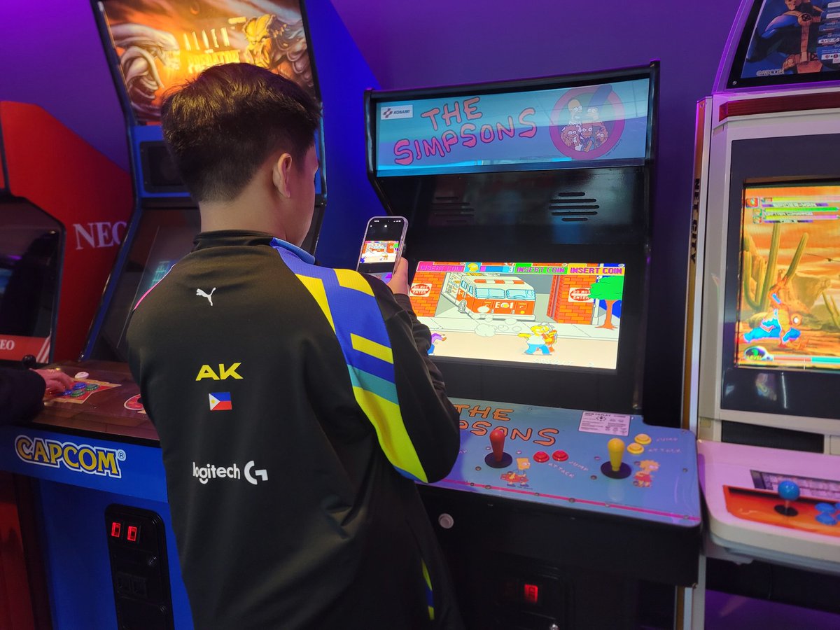 라이엇 게임즈 본사에 있는 오락실. 다양한 게임들이 있어 신기하고 게임을 얼마나 좋아하는지 느껴지는 한 부분. 근데 여기서도 철권하는  샤넬ㅋㅋ 심슨하고 있는 AK 🤣