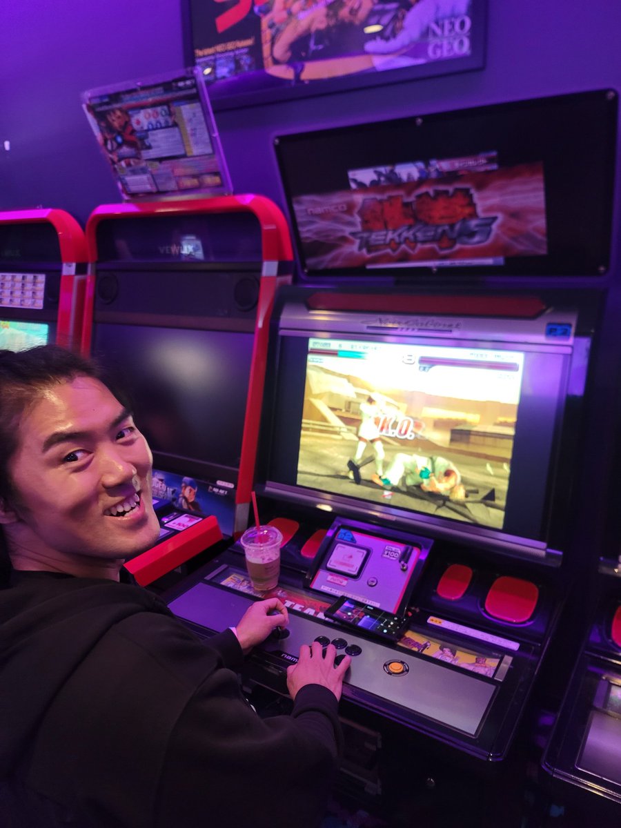 라이엇 게임즈 본사에 있는 오락실. 다양한 게임들이 있어 신기하고 게임을 얼마나 좋아하는지 느껴지는 한 부분. 근데 여기서도 철권하는  샤넬ㅋㅋ 심슨하고 있는 AK 🤣