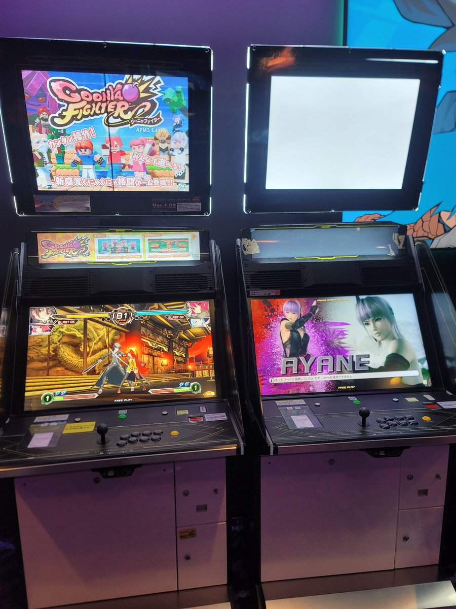 라이엇 게임즈 본사에 있는 오락실. 다양한 게임들이 있어 신기하고 게임을 얼마나 좋아하는지 느껴지는 한 부분. 근데 여기서도 철권하는  샤넬ㅋㅋ 심슨하고 있는 AK 🤣