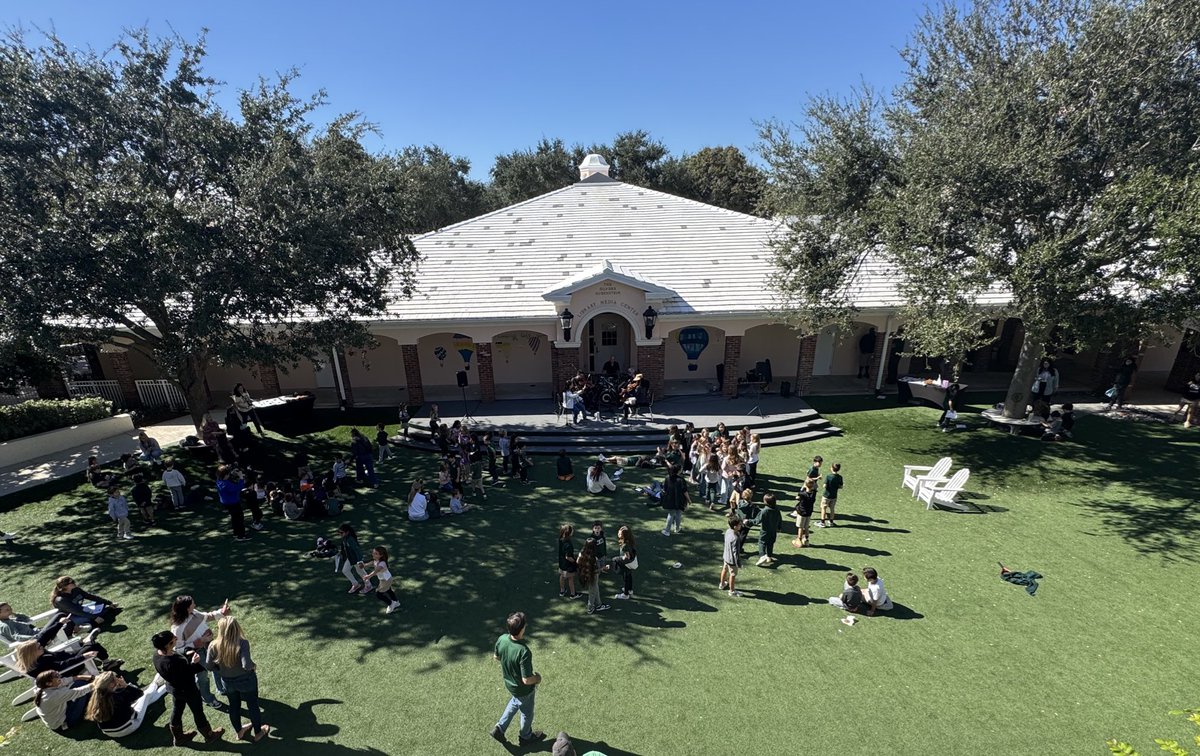 PineCrestArts's tweet image. The amphitheater was alive with music and filled with smiles today! Our faculty ensemble performed pop hits as students sang along, enjoyed treats, and simply had fun kicking off the start of the break! 🎶🍪#PCFineArts #TunesNTreats