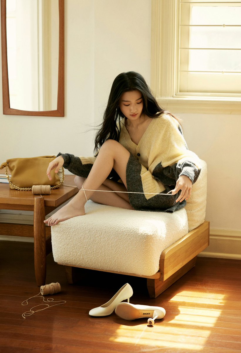 nmx221209's tweet photo. 最近迷上了这个骚货，真想舔遍她的身体，把她双手绑住看她不断哀求，用她的嫩脚给我足交，再撬开她的嘴巴看着她楚楚可怜的眼神不断插到最深处直到翻起白眼，然后掐住她的脖子不断抽插她的小骚穴直到把她所有的洞都填满，让她跟母狗一样跪在地上 https://t.co/W1uLSdQzlv