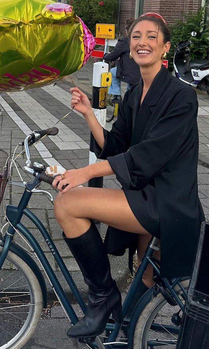 BikeLadies's tweet photo. #cyclechic #bicyclebabes #bicyclefashion #cyclefashion #sexycyclechic #sexylegs https://t.co/doLdkOkMm4