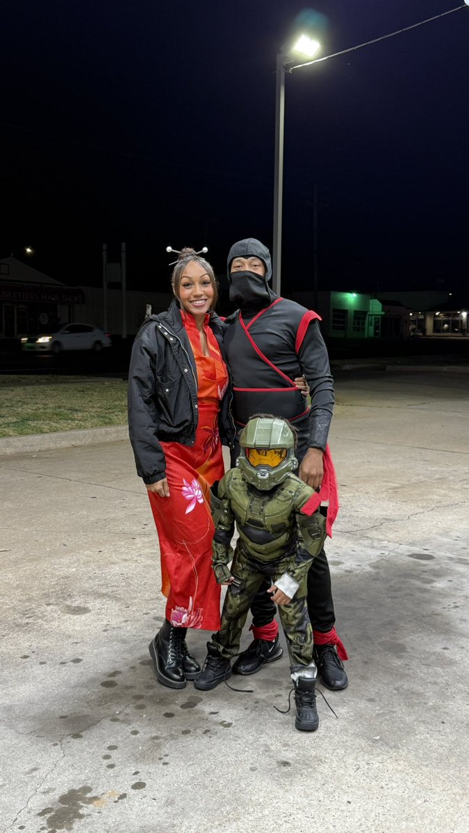 BaduDreams's tweet photo. Happy Halloween from the Vinson family 🩷 https://t.co/cxfwa9RecD