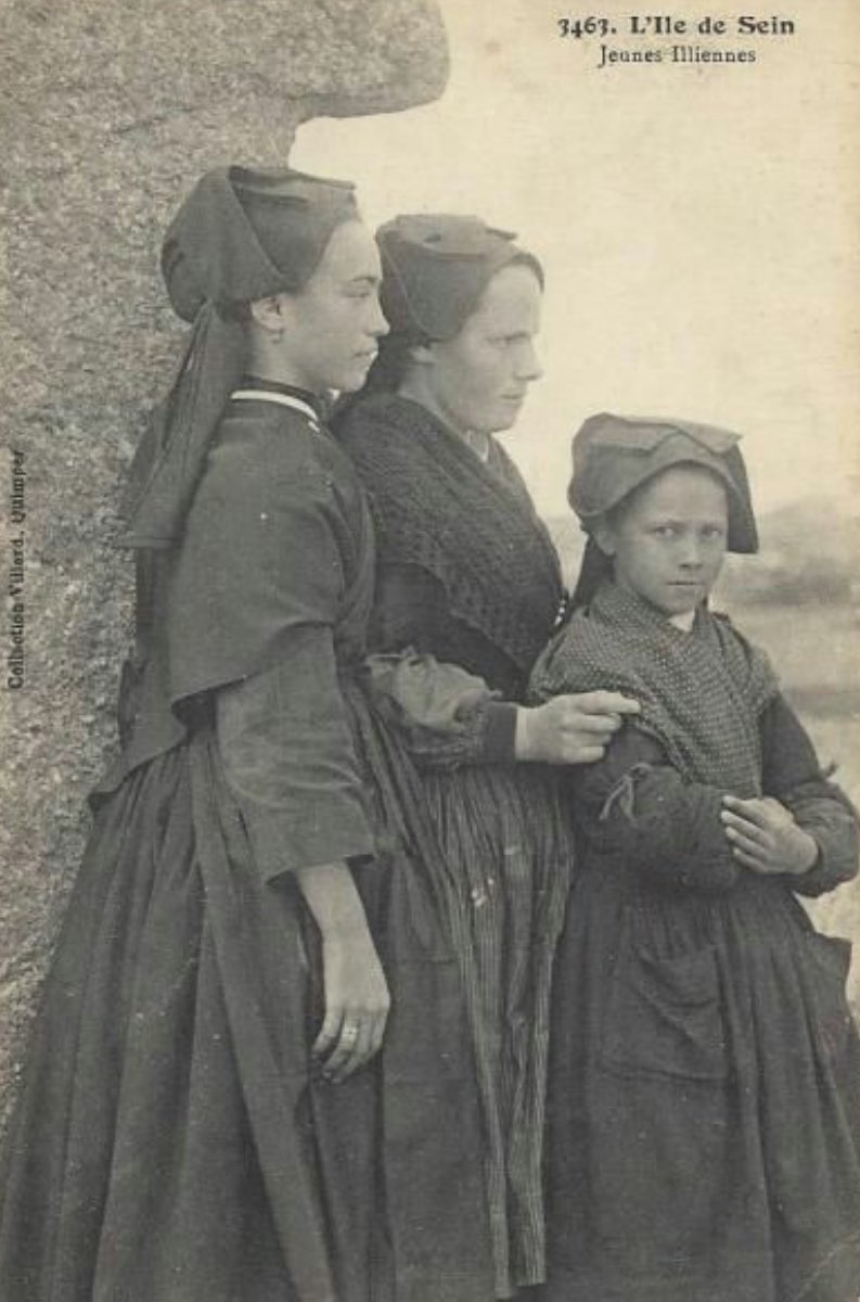 Ann_Aurore's tweet image. "Son ar Chistr" Gwennyn ,Tri Yann, Gilles Servat, youtu.be/plaZyMlGX3I?si… via @YouTube
#ile de Sein #Breizh #raz de Sein #Bretagne 
Îliennes avec la coiffe noire traditionnelle 
de l’île de Sein