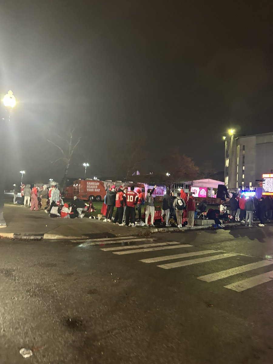 asianposh2022's tweet image. Wow! @CollegeGameDay @OhioState students waiting in line for the @OhioStateFB game tomorrow !  It’s gonna be fun! #GoBucks #Cbus #614 #buckeyenation