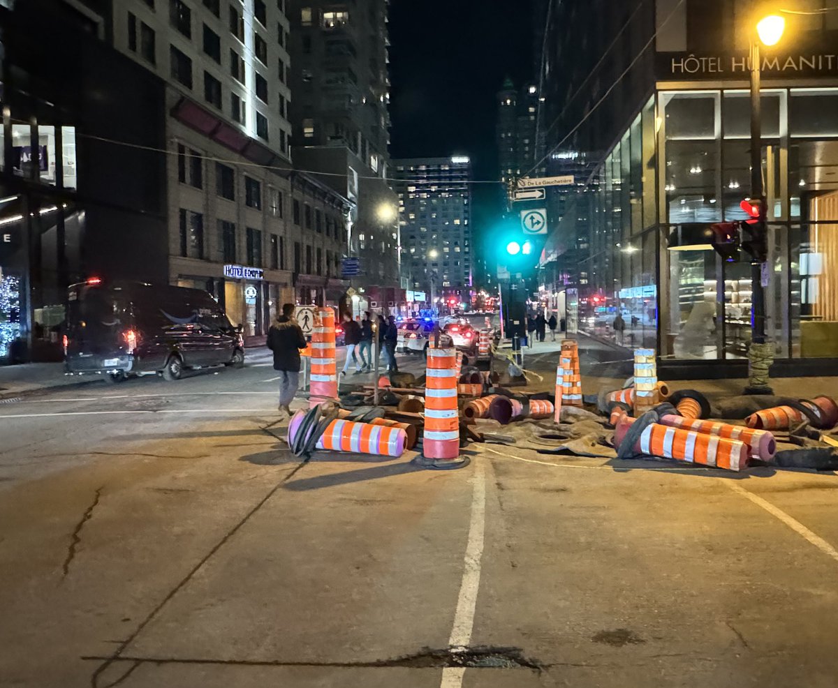 Mackslann's tweet image. That’s where I live, that’s my street. Cars covered in paint, broken glass scattered on the road. Construction everywhere. Canada is broken. Montreal is broken.
@JustinTrudeau @Val_Plante - vous avez toléré ceci. #Montreal #canpoli @tvanouvelles