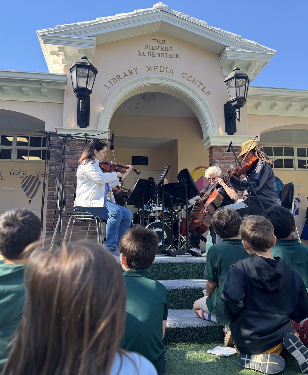 PineCrestArts's tweet image. More moments from today’s “Tunes ‘n’ Treats” pop-up—a fantastic community-building event that left students and teachers smiling from ear to ear. #PCFineArts